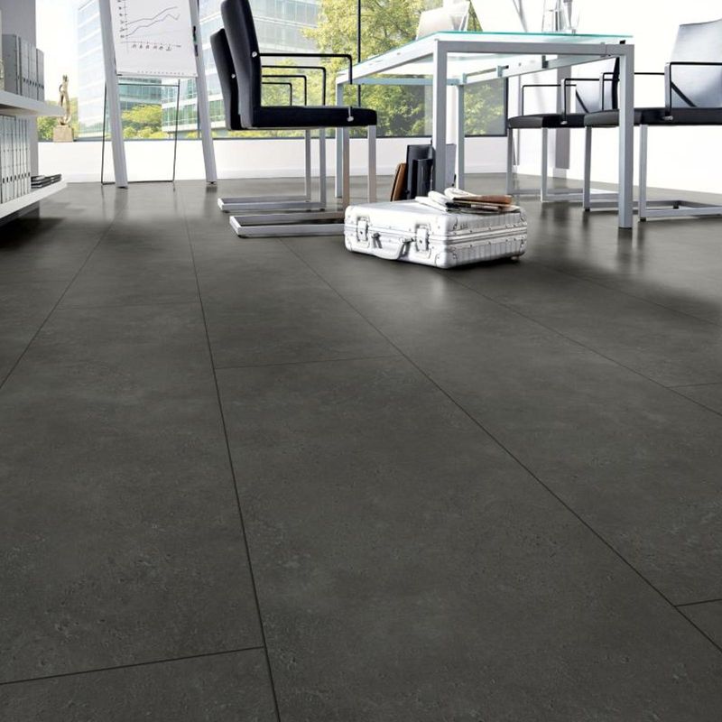 Laminat in anthrazitfarbener Fliesenoptik in einem Konferenzraum