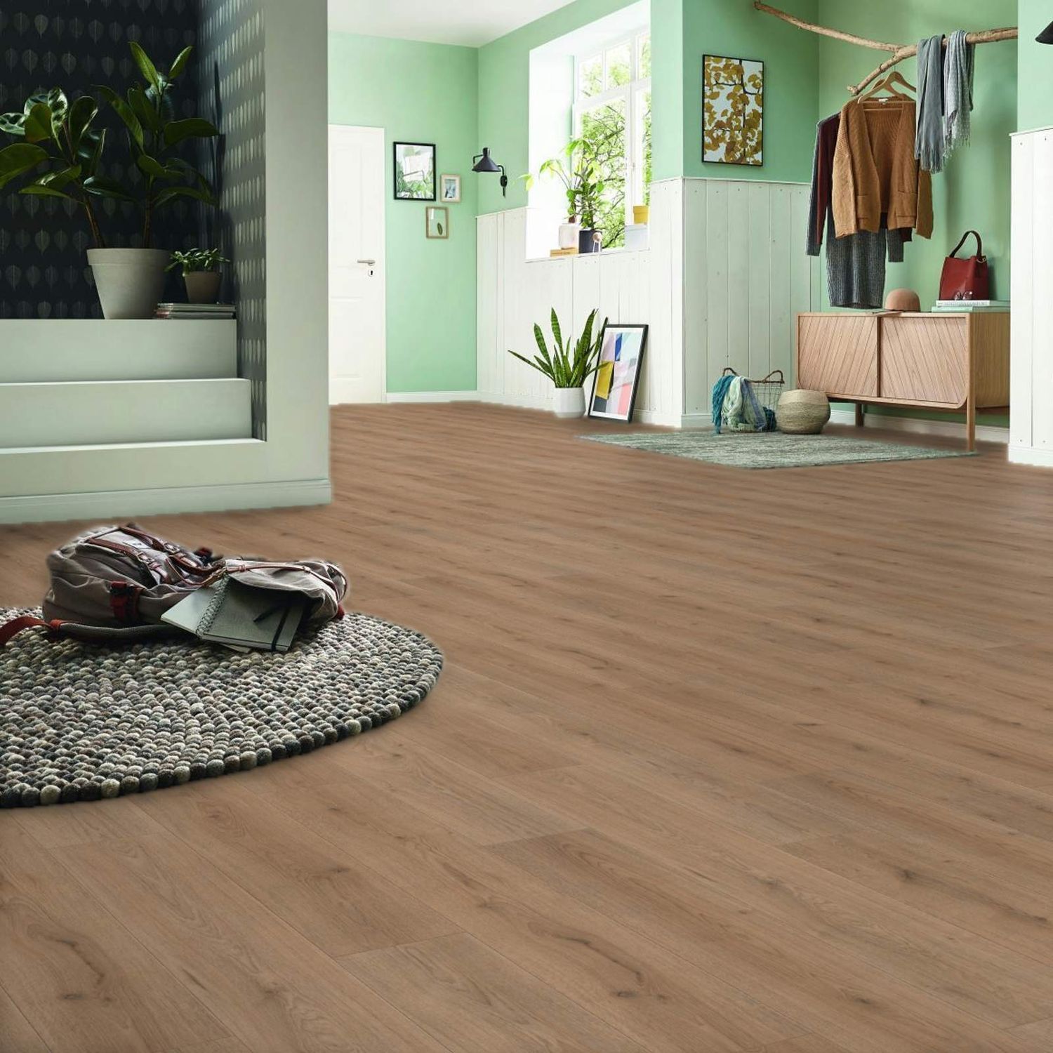 Laminatboden in Holzoptik mit leicht rustikalem Muster in einem großen Flurbereich.