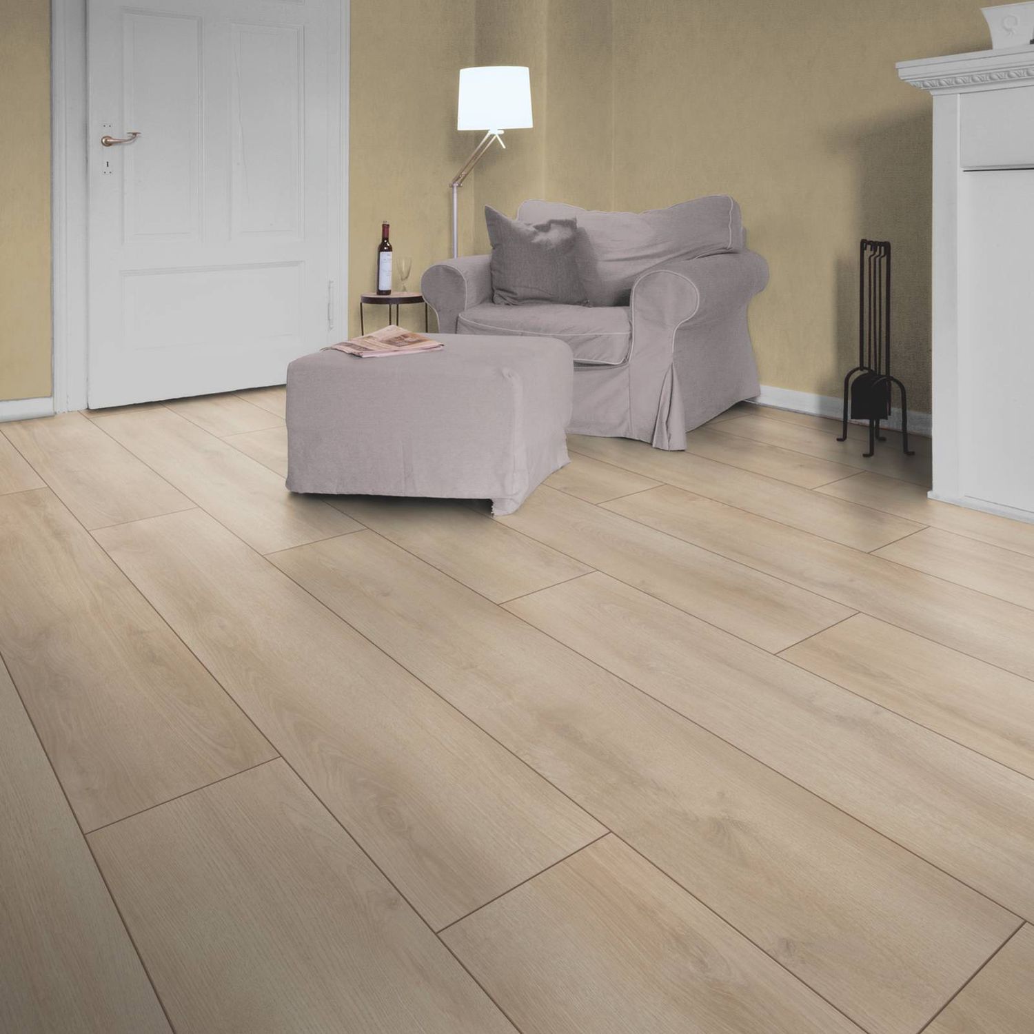 Laminat Advanced Plus Sommer Eiche Beige D3902 - 1 Paket 2,694 m² Laminat in beiger Holzoptik in einem Wohnzimmer. Das Laminat hat eine feine Holzmaserung