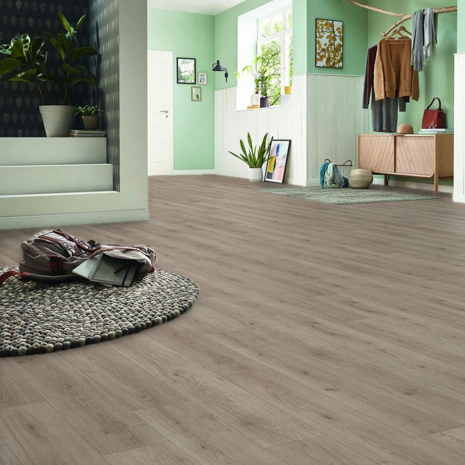 Laminat in Holzoptik in einem großen Flur. Farbton ist eine Mischung aus Grau und Beige