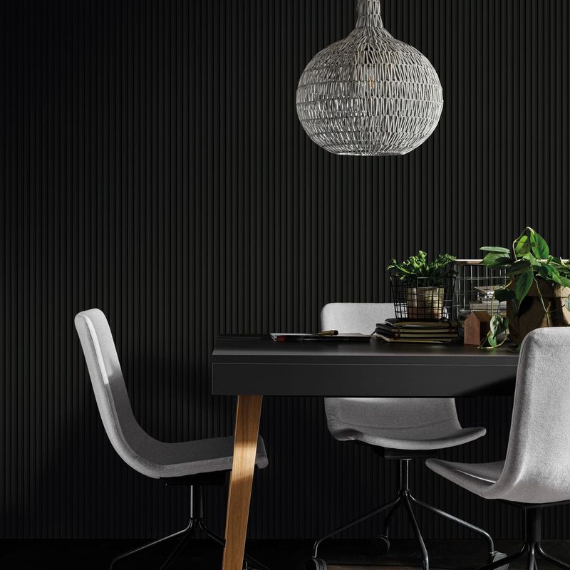 Akustikpaneel in schwarz in einem Esszimmer mit anthrazitfarbenen und grauen Möbeln sowie grünen Pflanzen