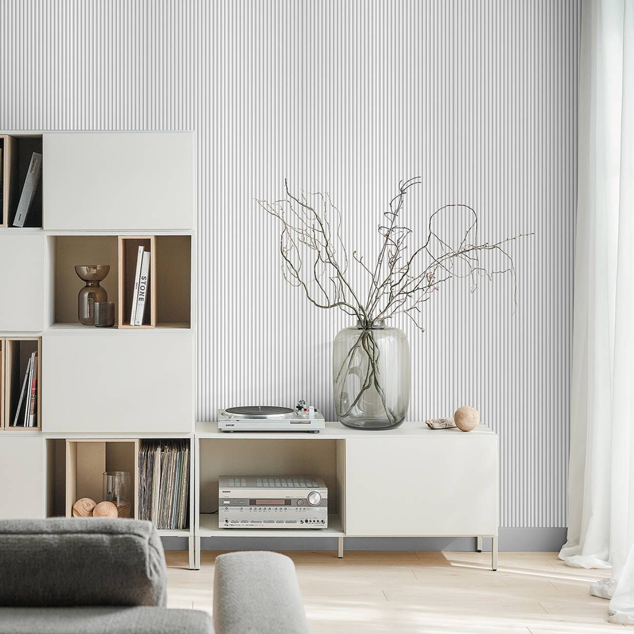 Akustikpaneel in weiß in einem Wohnzimmer mit weißen, grauen und hellbraunen Möbeln.