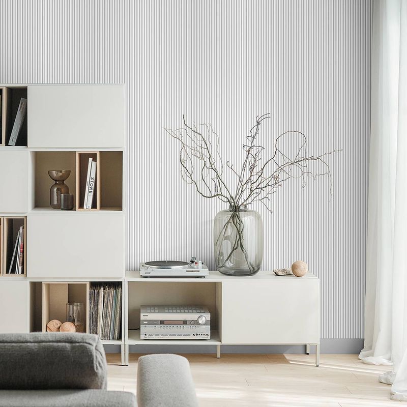 Akustikpaneel in weiß in einem Wohnzimmer mit weißen, grauen und hellbraunen Möbeln.