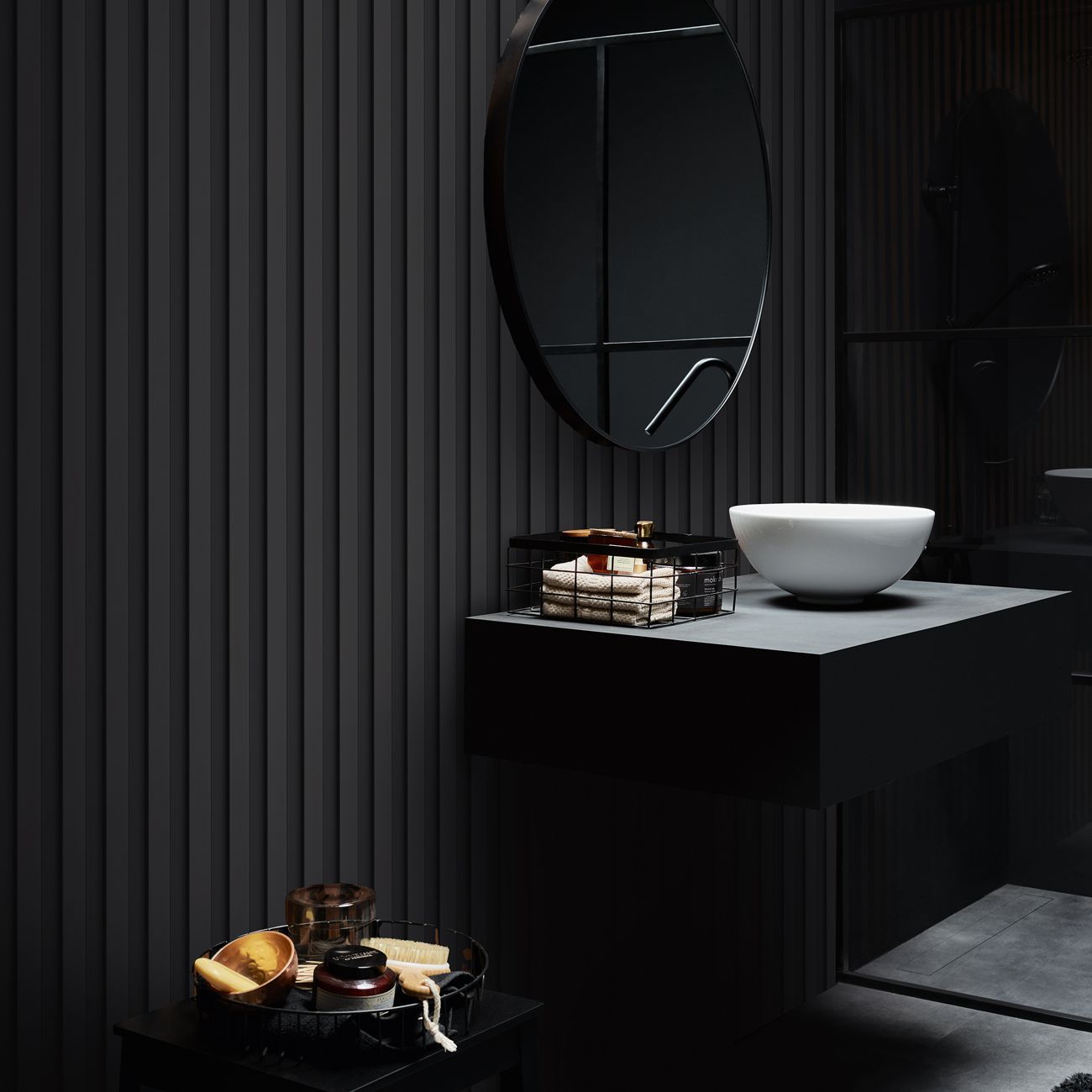 Akustikpaneel in Anthrazit in einem schwarzen Badezimmer