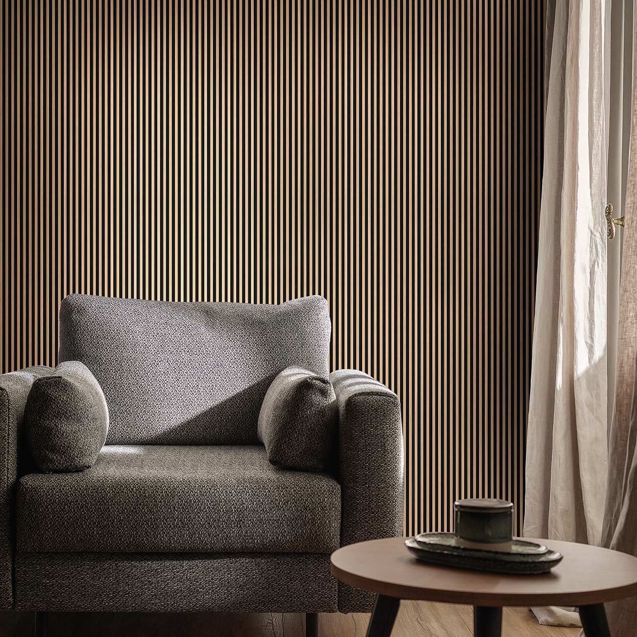 Akustikpaneel in hellbraun und Schwarz hinter einer grauen Couch und einem dunkelbraunen Beistelltisch. 