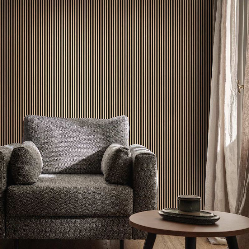 Akustikpaneel in hellbraun und Schwarz hinter einer grauen Couch und einem dunkelbraunen Beistelltisch. 