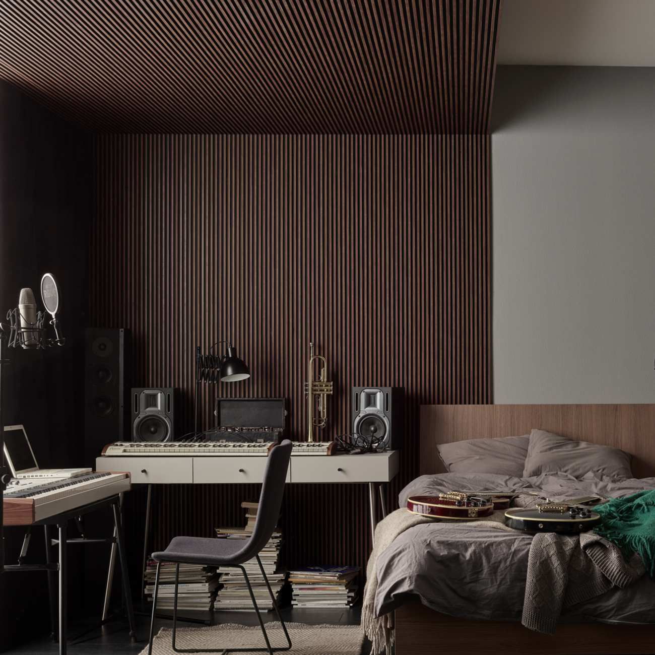 Akustikpaneel in Dunkelbraun. Installiert an der Wand und Decke in einem Schlafzimmer mit Lautsprechern und Instrumenten