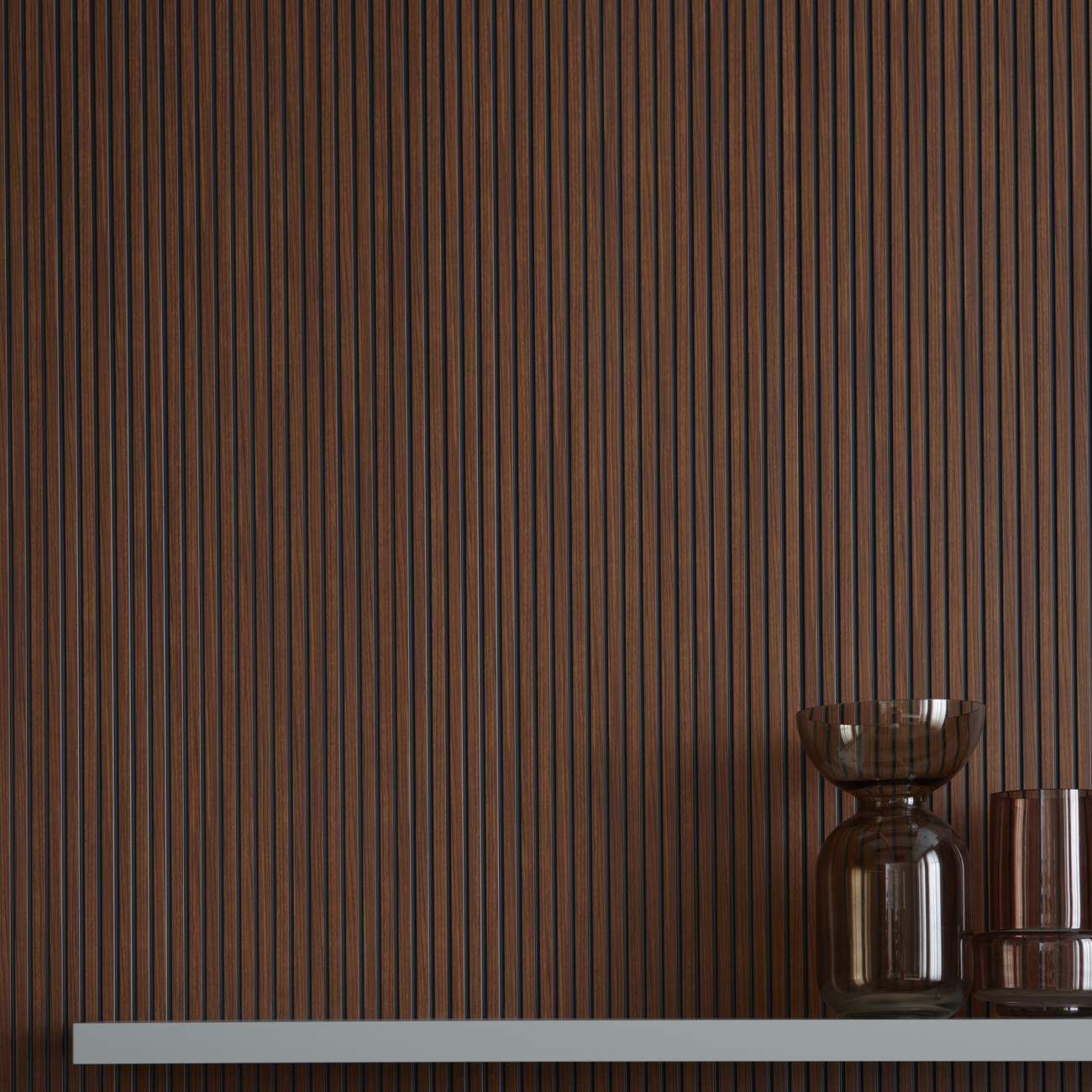 Akustikpaneel in dunkelbraun hinter einer gläsernen Vase