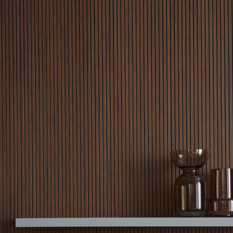 Akustikpaneel in dunkelbraun hinter einer gläsernen Vase