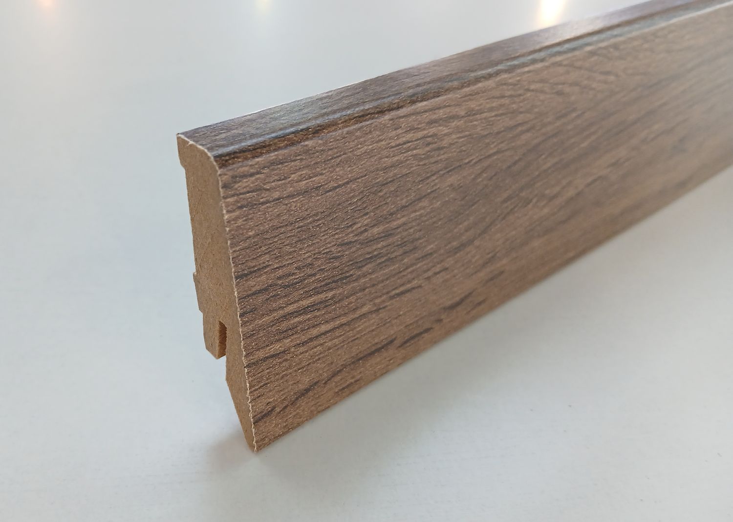 Sockelleiste in dunkelbrauner Eichenholzoptik