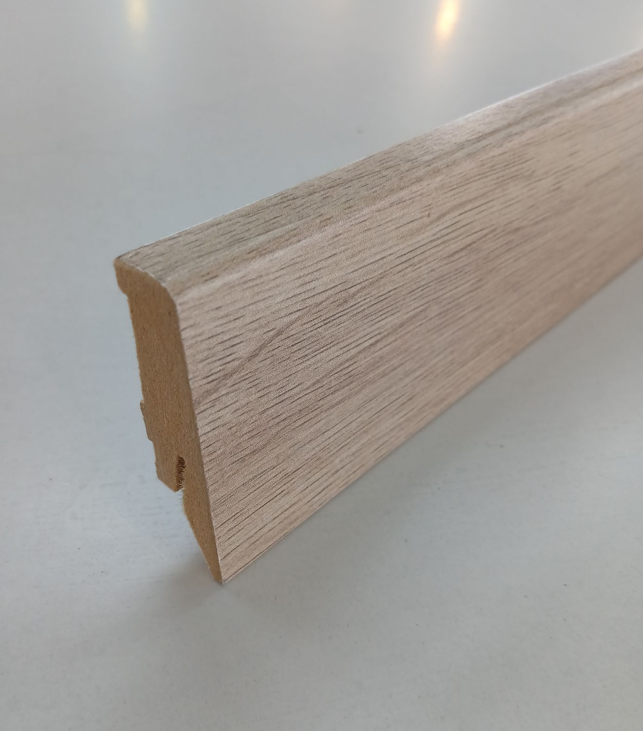 Sockelleiste in beiger Eichenholzoptik