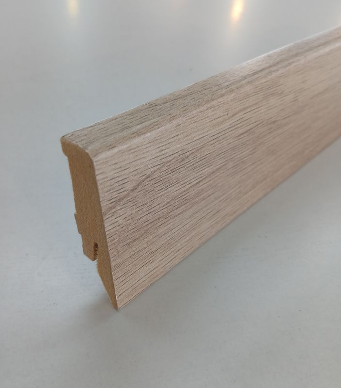 Sockelleiste in beiger Eichenholzoptik