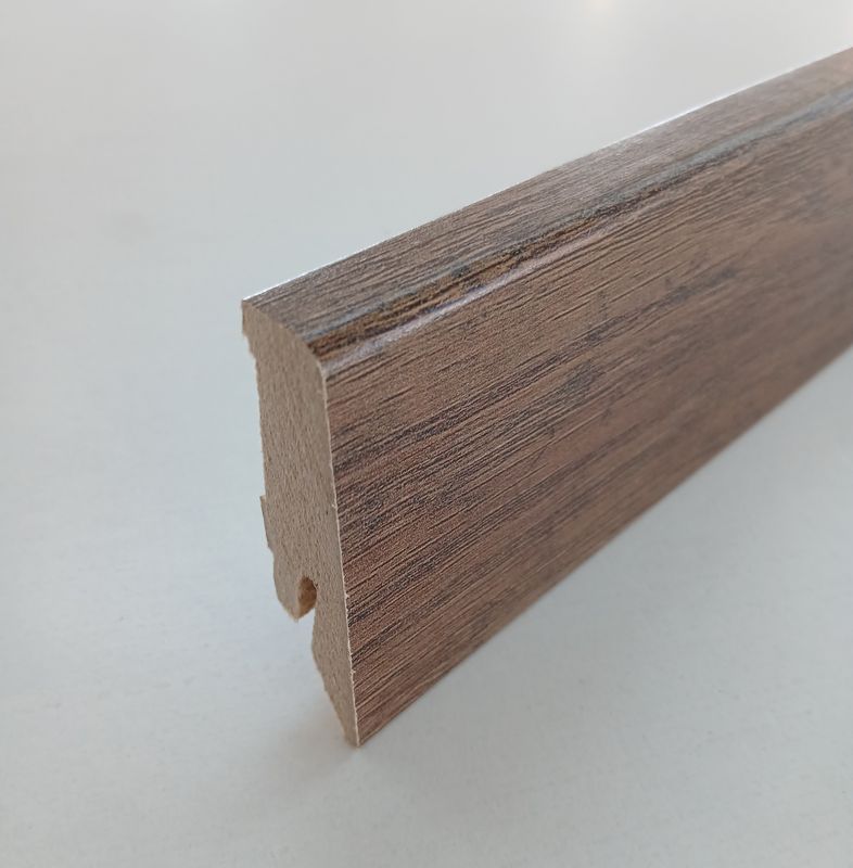 Sockelleiste in dunkelbrauner Eichenholzoptik