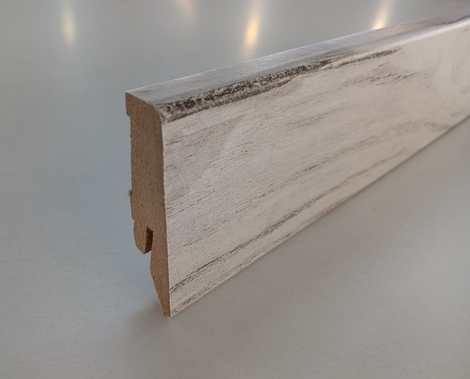 Sockelleiste in weißer Eichenholzoptik