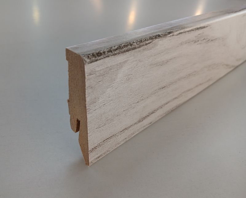 Sockelleiste in weißer Eichenholzoptik