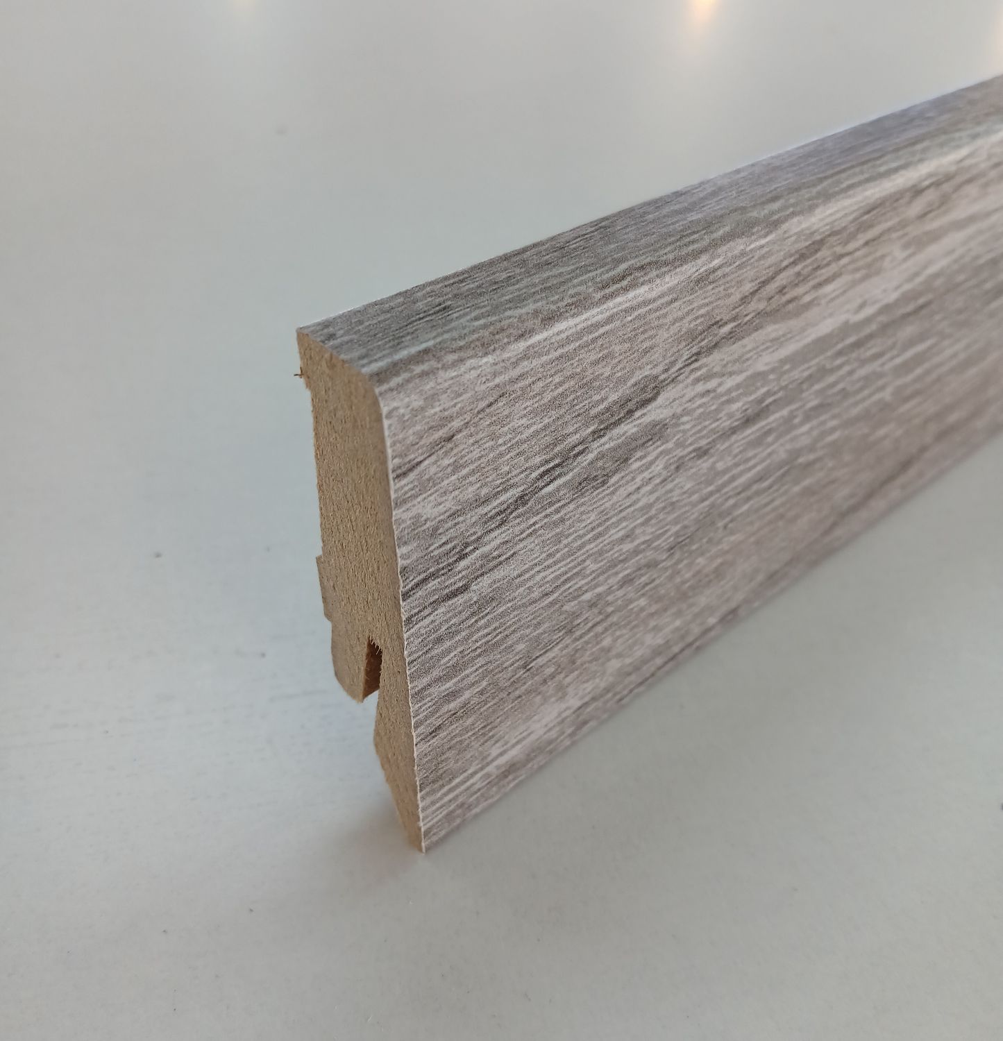 Sockelleiste in grauer Eichenholzoptik