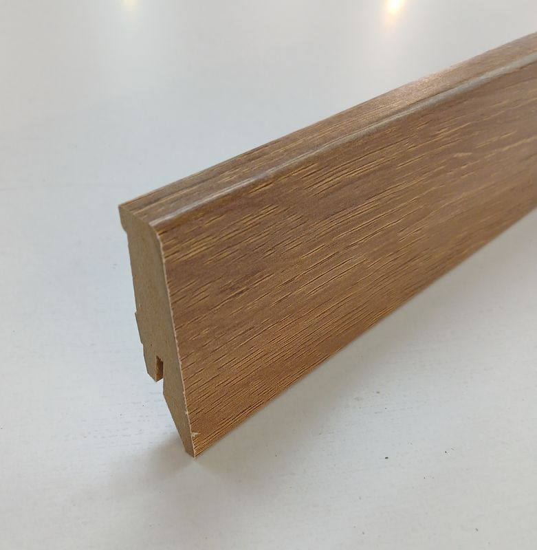 Sockelleiste in brauner Eichenholzoptik