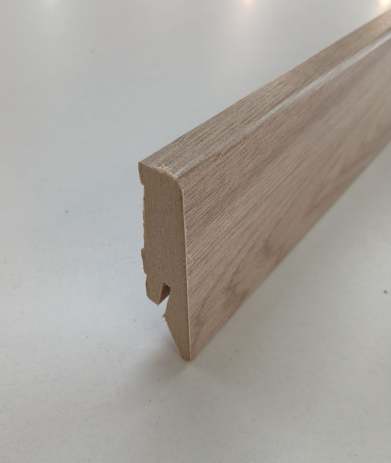 Sockelleiste in beiger Eichenholzoptik