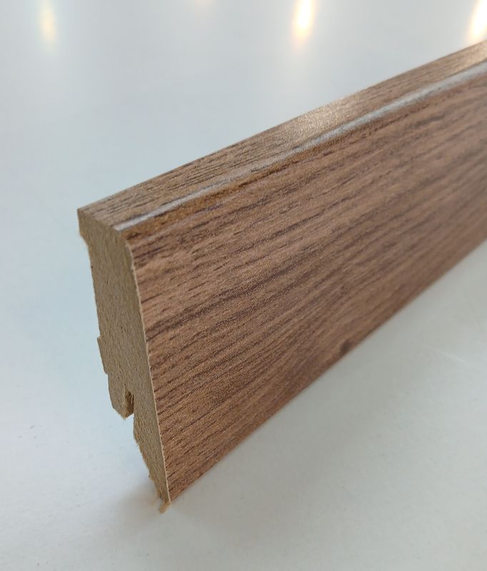 Sockelleiste in brauner Eichenholzoptik