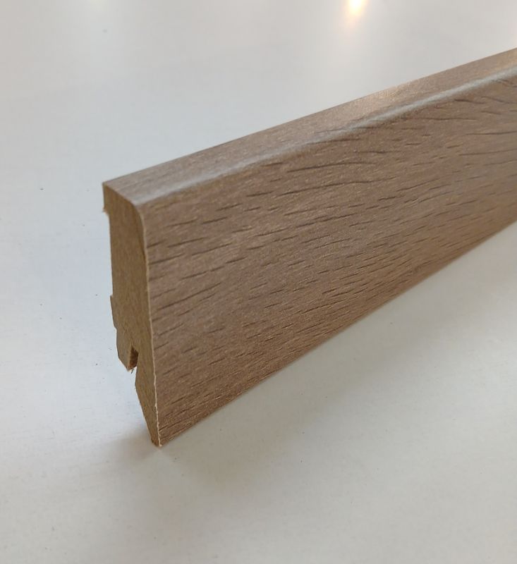 Sockelleiste in beiger Eichenholzoptik
