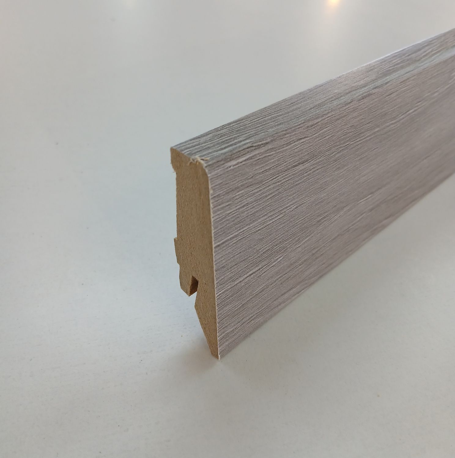 Sockelleiste in grauer Eichenholzoptik