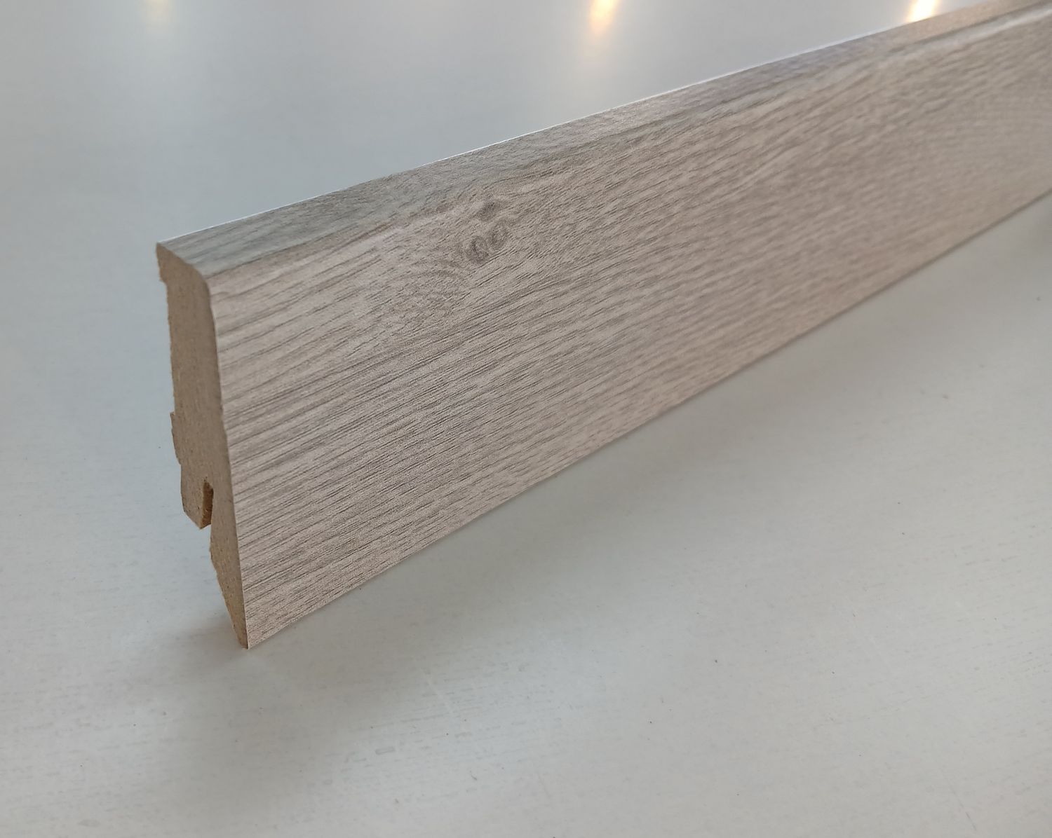 Sockelleiste in weißer Eichenholzoptik