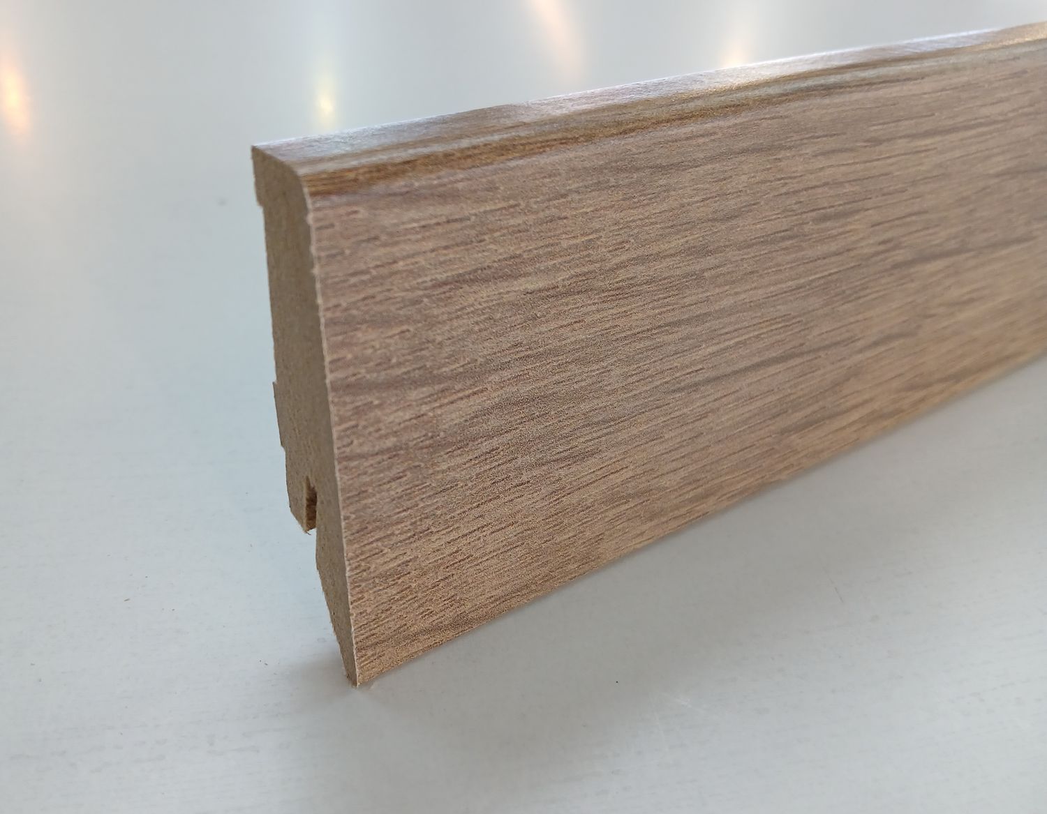 Sockelleiste in brauner Eichenholzoptik
