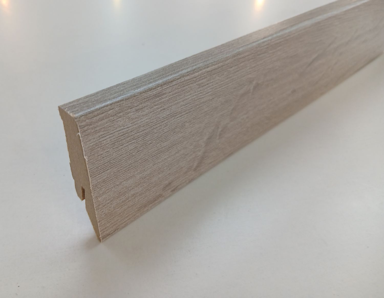 Sockelleiste in hellgrauer Eichenholzoptik