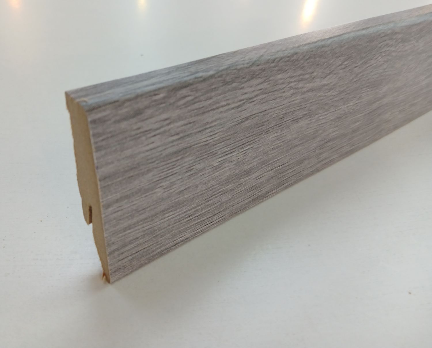 Sockelleiste in grauer Eichenholzoptik