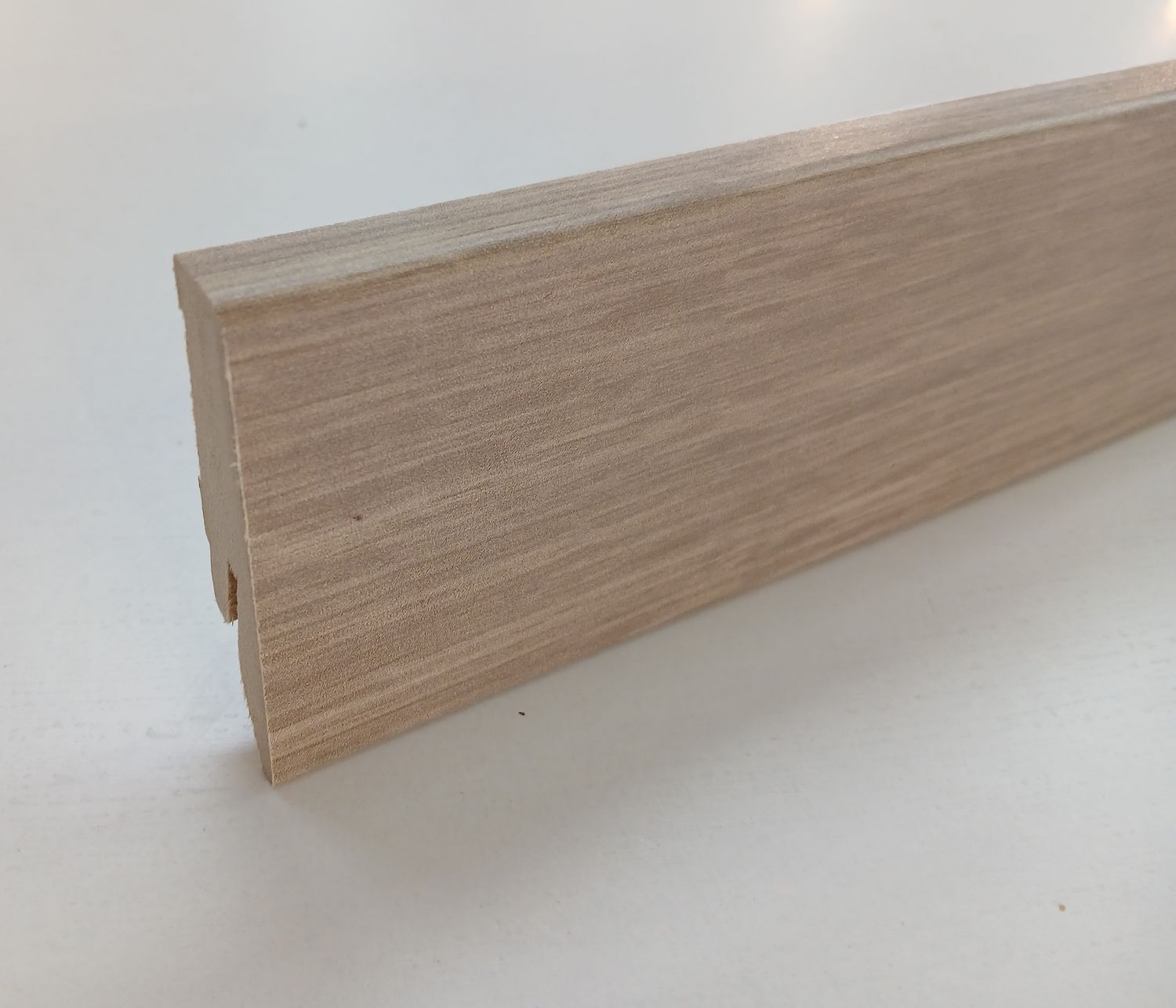 Sockelleiste in beiger Eichenholzoptik