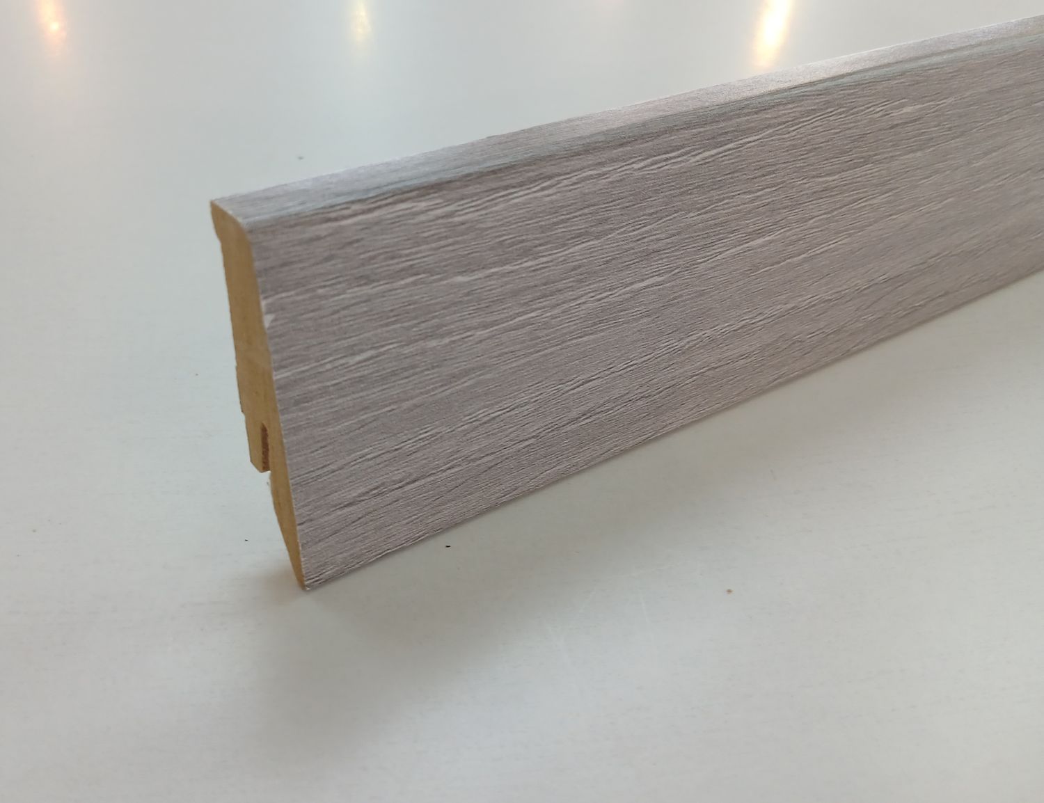 Sockelleiste in hellgrauer Eichenholzoptik