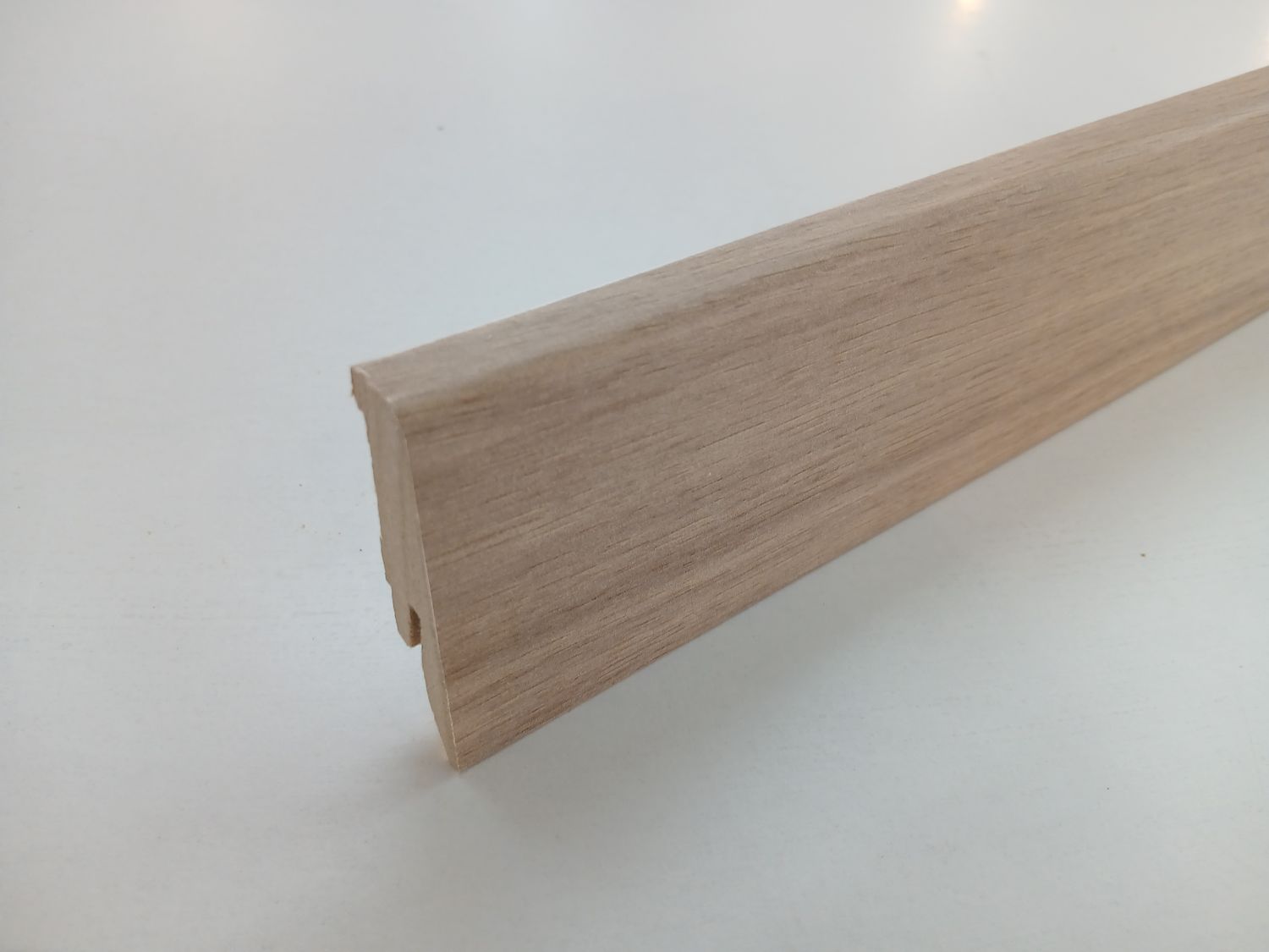 Sockelleiste in beiger Eichenholzoptik