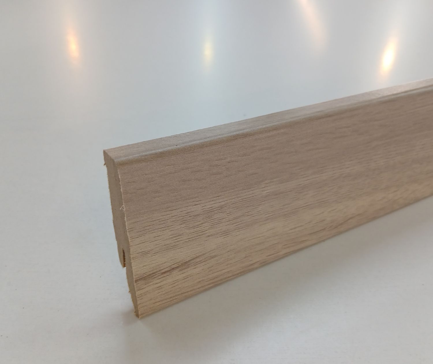 Sockelleiste in beiger Eichenholzoptik