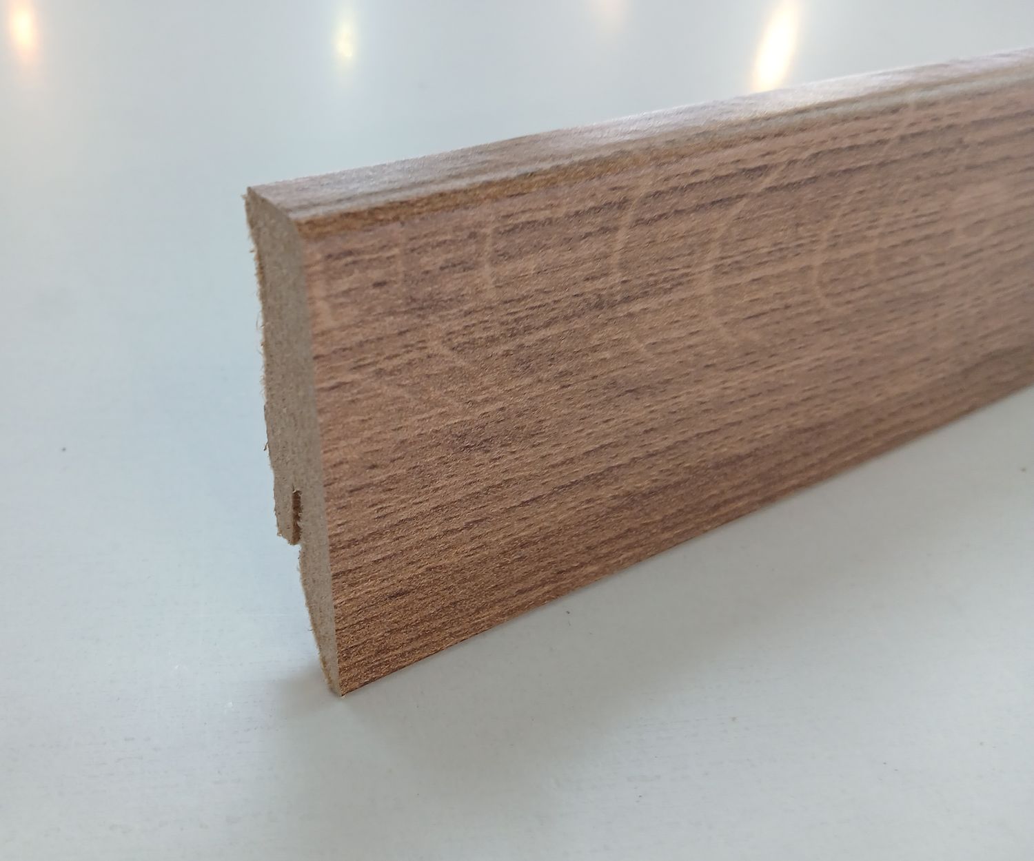 Sockelleiste in brauner Eichenholzoptik