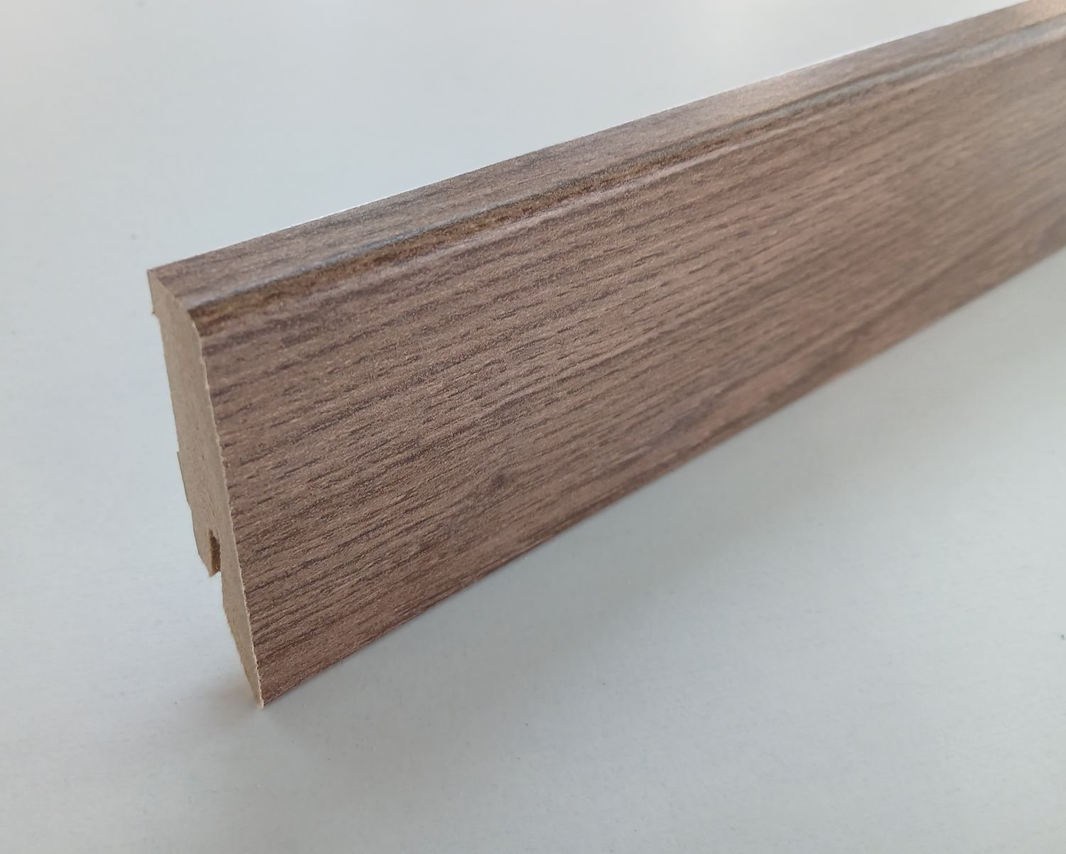 Sockelleiste in brauner Eichenholzoptik