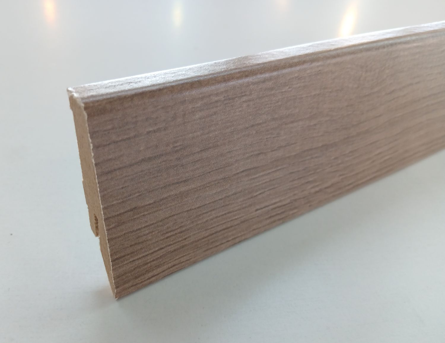 Sockelleiste in brauner Eichenholzoptik