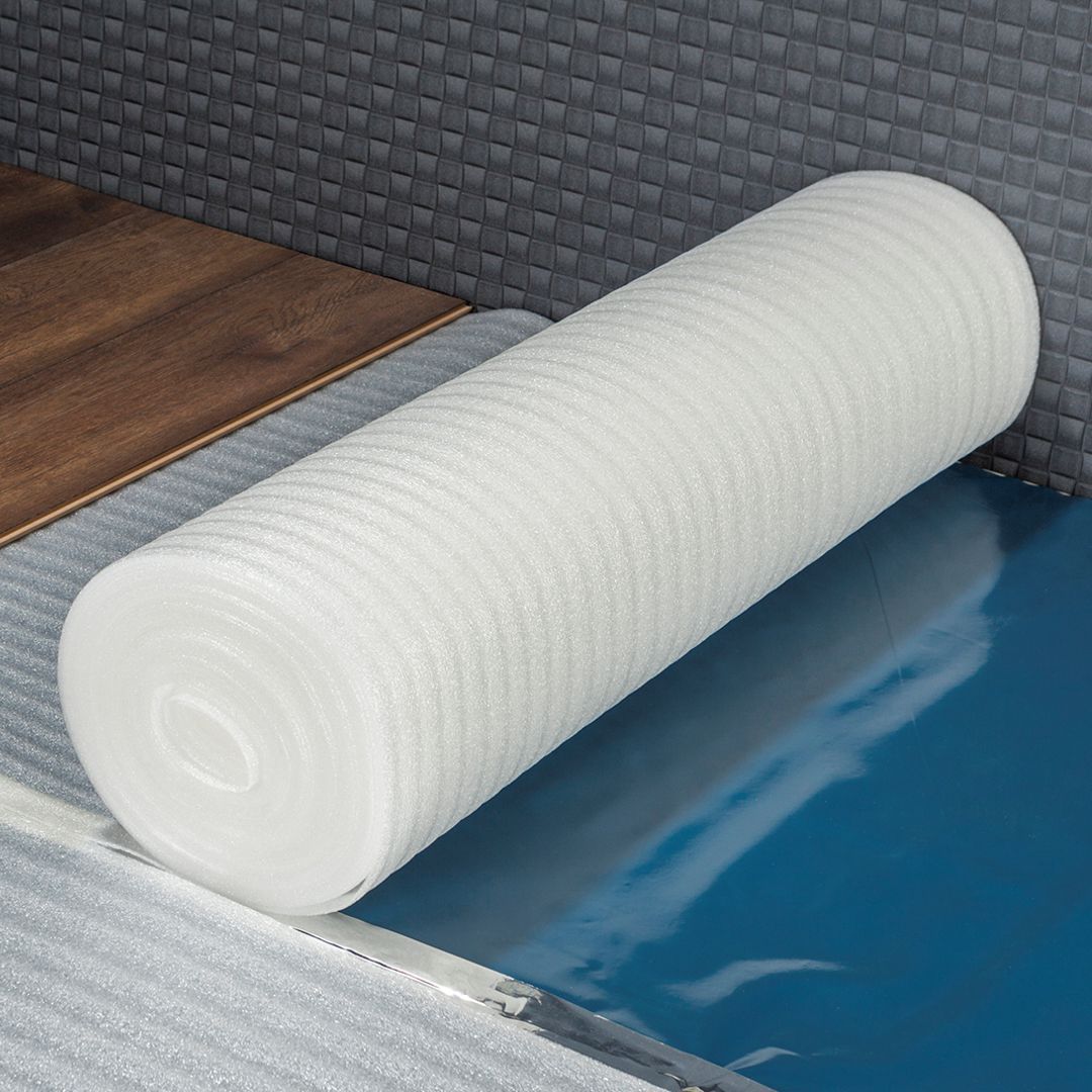 Dämmunterlage aus weißem PE-Schaum. Ausgerollt in einem Raum