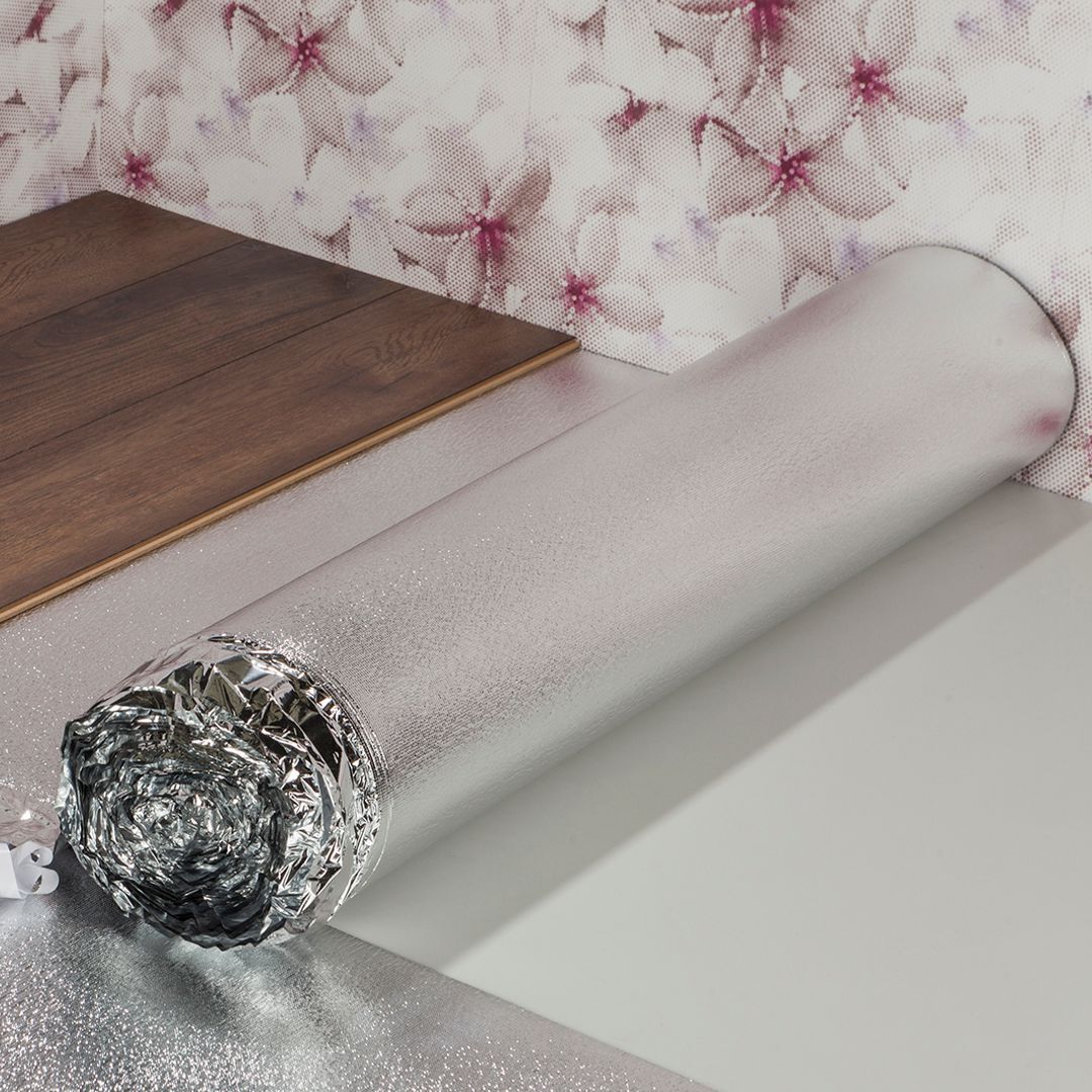 Trittschalldämmung mit Aluminiumkaschierung. Ausgerollt einem Raum 