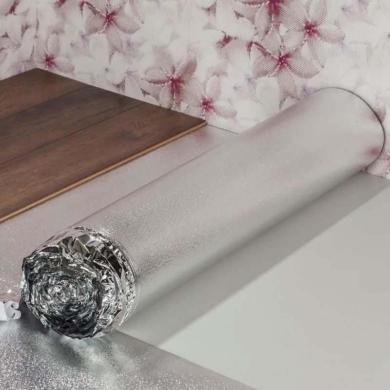 Trittschalldämmung mit Aluminiumkaschierung. Ausgerollt einem Raum 