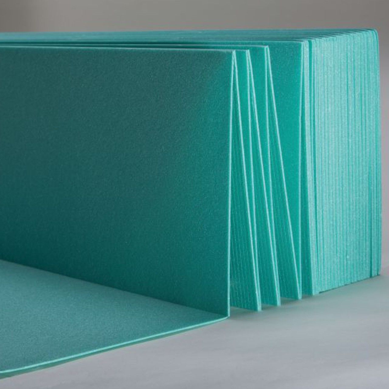 Gefaltete Trittschalldämmung aus XPS in Grün