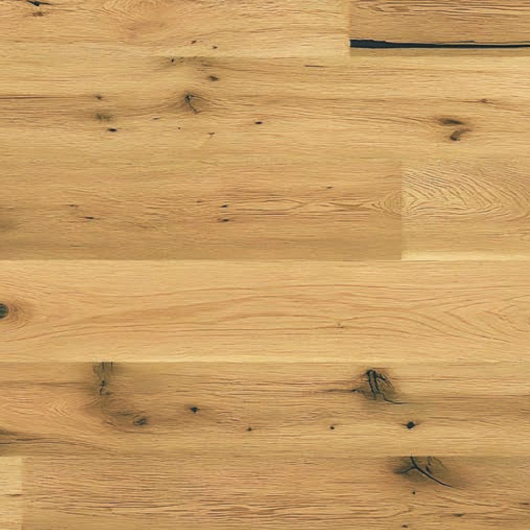 Parkettboden aus Eichenholz in rustikaler Optik mit dunklen Rissen und Furchen. Nahaufnahme