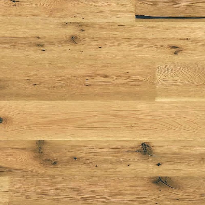 Parkettboden aus Eichenholz in rustikaler Optik mit dunklen Rissen und Furchen. Nahaufnahme