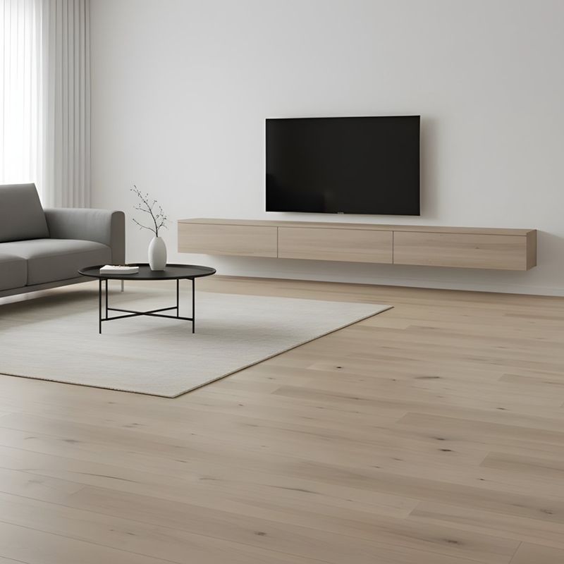 Parkettboden in heller Rohholzoptik in einem minimalistischen und modernem Wonhzimmer