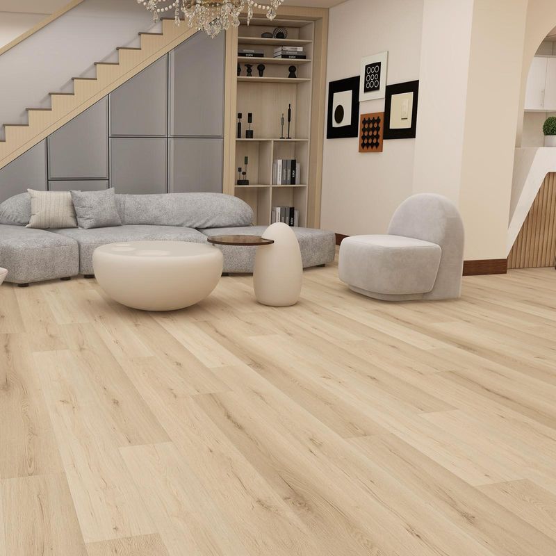 Klick Vinyl in beiger Holzoptik und leichter rustikaler Art in einem offenen Wohnbereich mit modern…