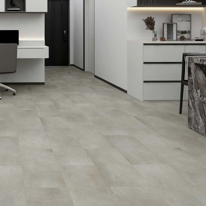 Klick Vinyl in grauer Betonfliesenoptik in einem offenen Wohnbereich. Fliese Drift