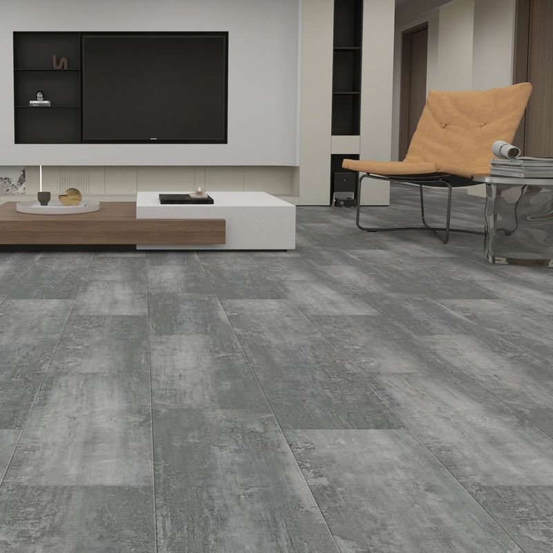Klick Vinyl in dunkelgrauer Betonfliesenoptik in einem Wohnzimmer
