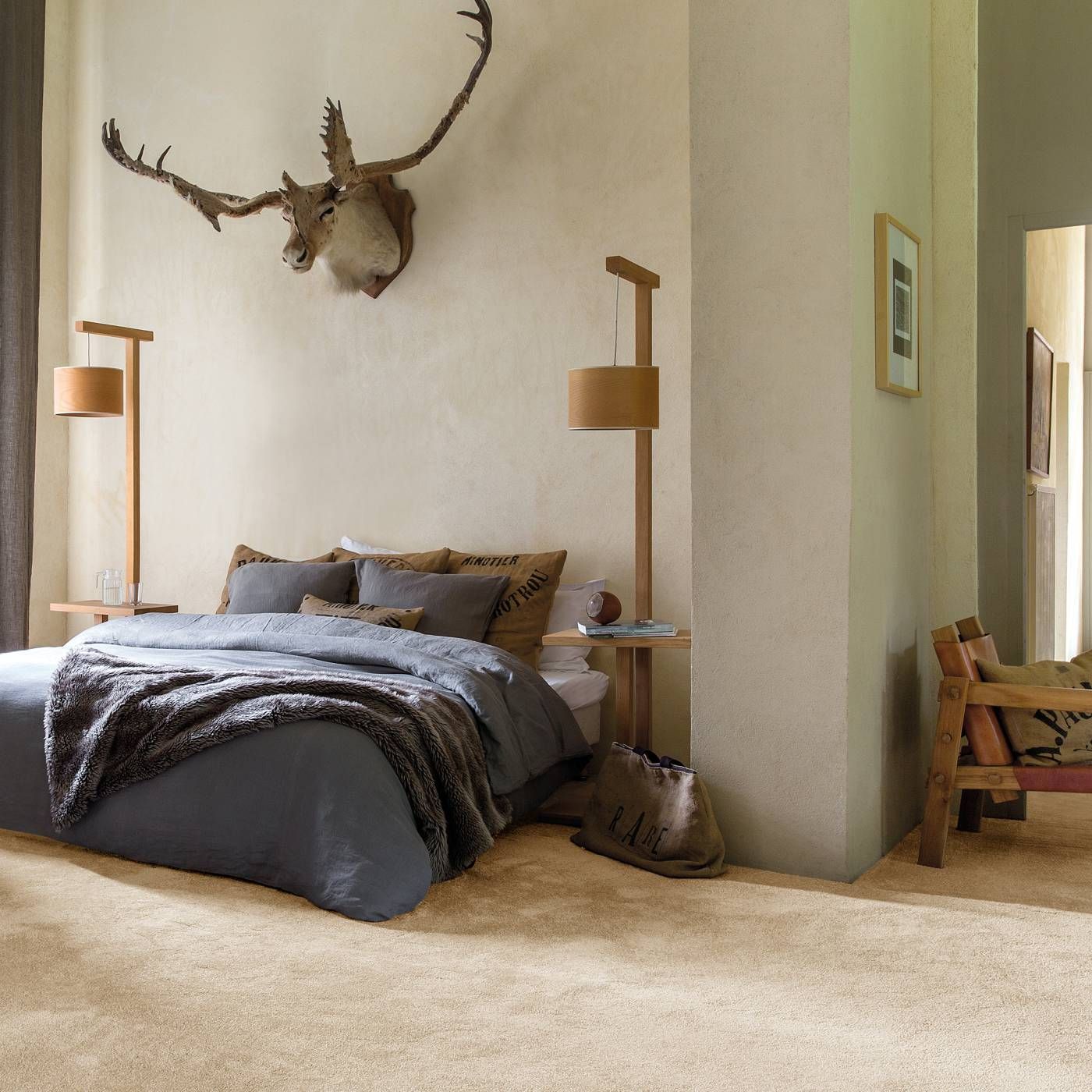 Raumbild eines Teppichbodens in Beige in einem traditionell eingerichteten Schlafzimmer mit grauen und braunen Elementen