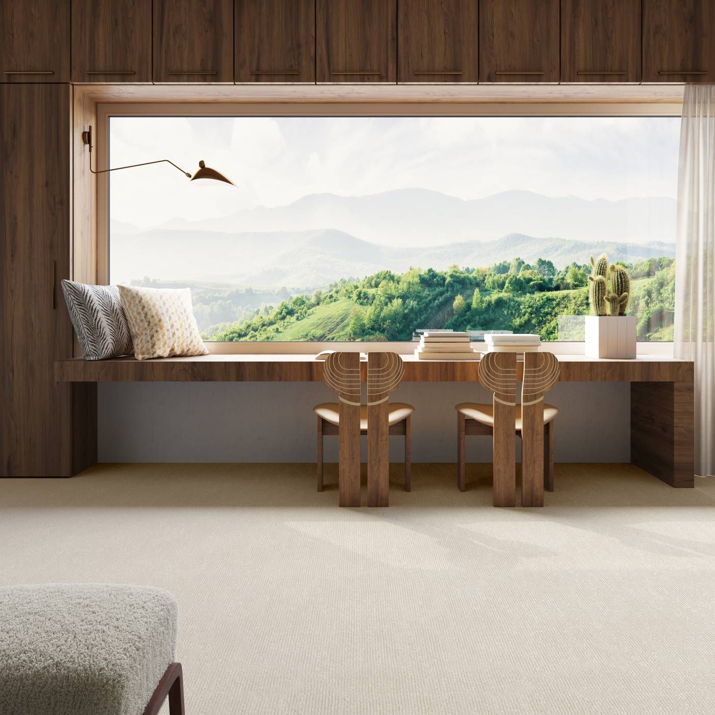 Raumbild eines Teppichbodens in Weiß in einem minimalistischen Raum mit Holzmöbeln und großem Fenst…