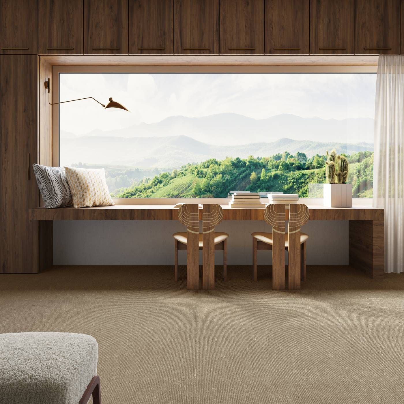 Raumbild eines Teppichbodens in Braun in einem minimalistischen Raum mit Holzmöbeln und großem Fens…