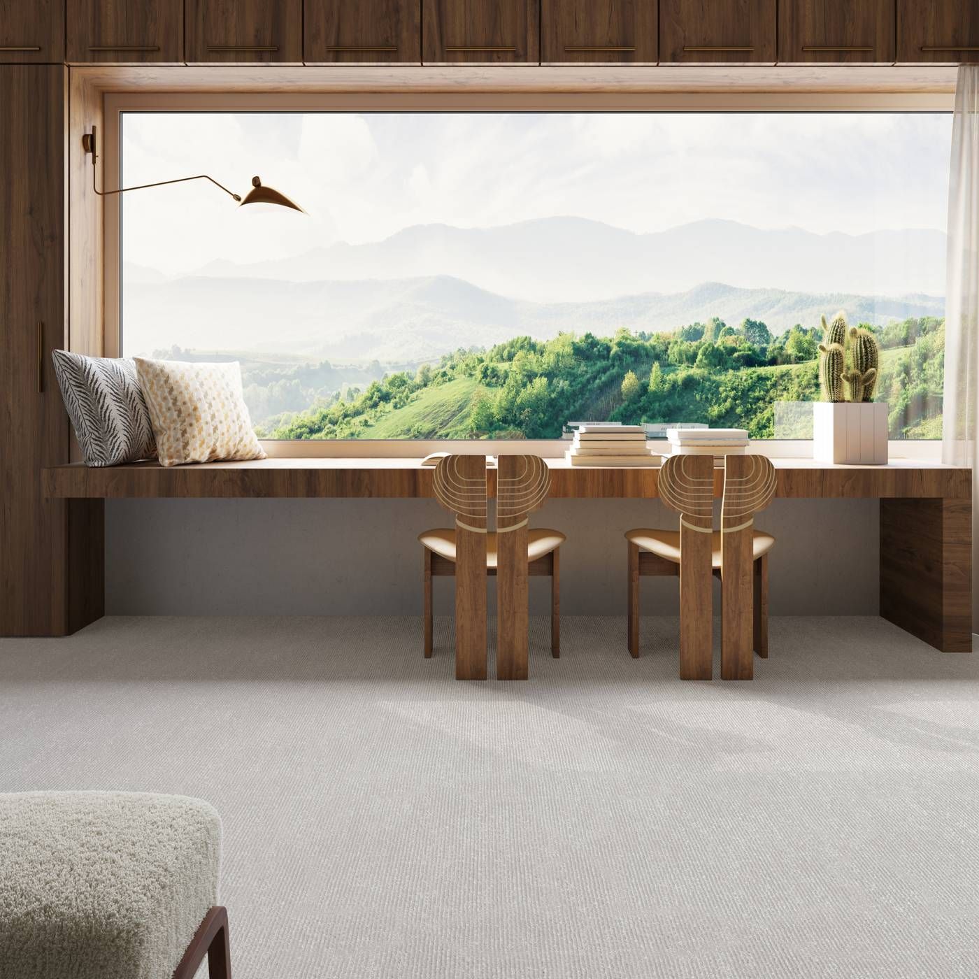 Raumbild eines Teppichbodens in Grau in einem minimalistischen Raum mit Holzmöbeln und großem Fenst…